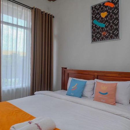 Sans Hotel Kumbang Yogyakarta By Reddoorz Exterior photo