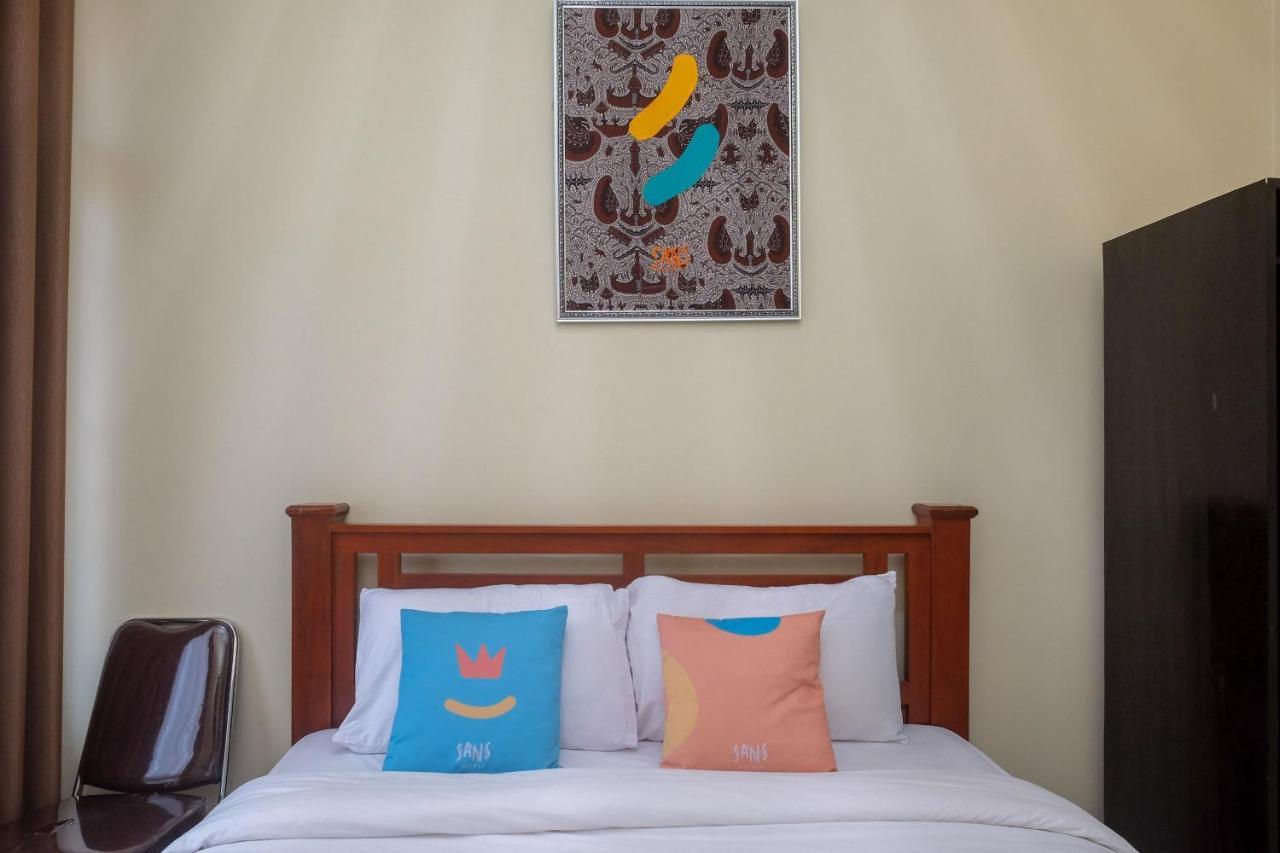 Sans Hotel Kumbang Yogyakarta By Reddoorz Exterior photo