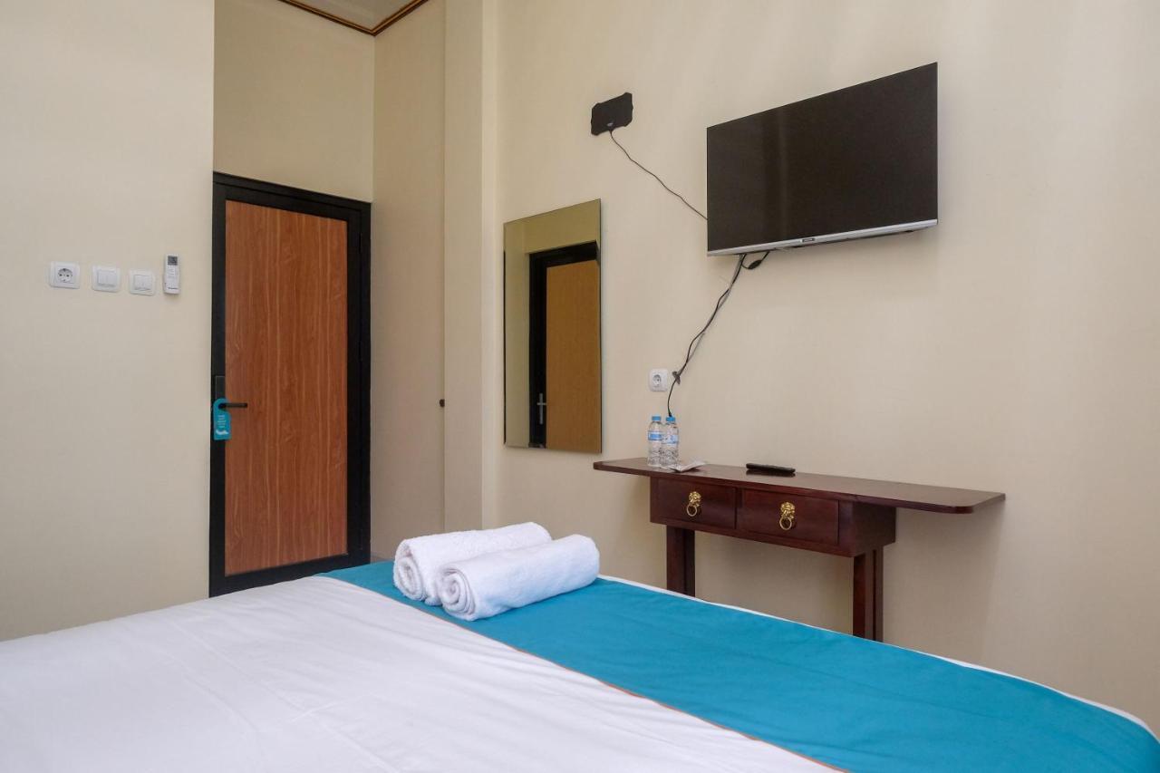 Sans Hotel Kumbang Yogyakarta By Reddoorz Exterior photo