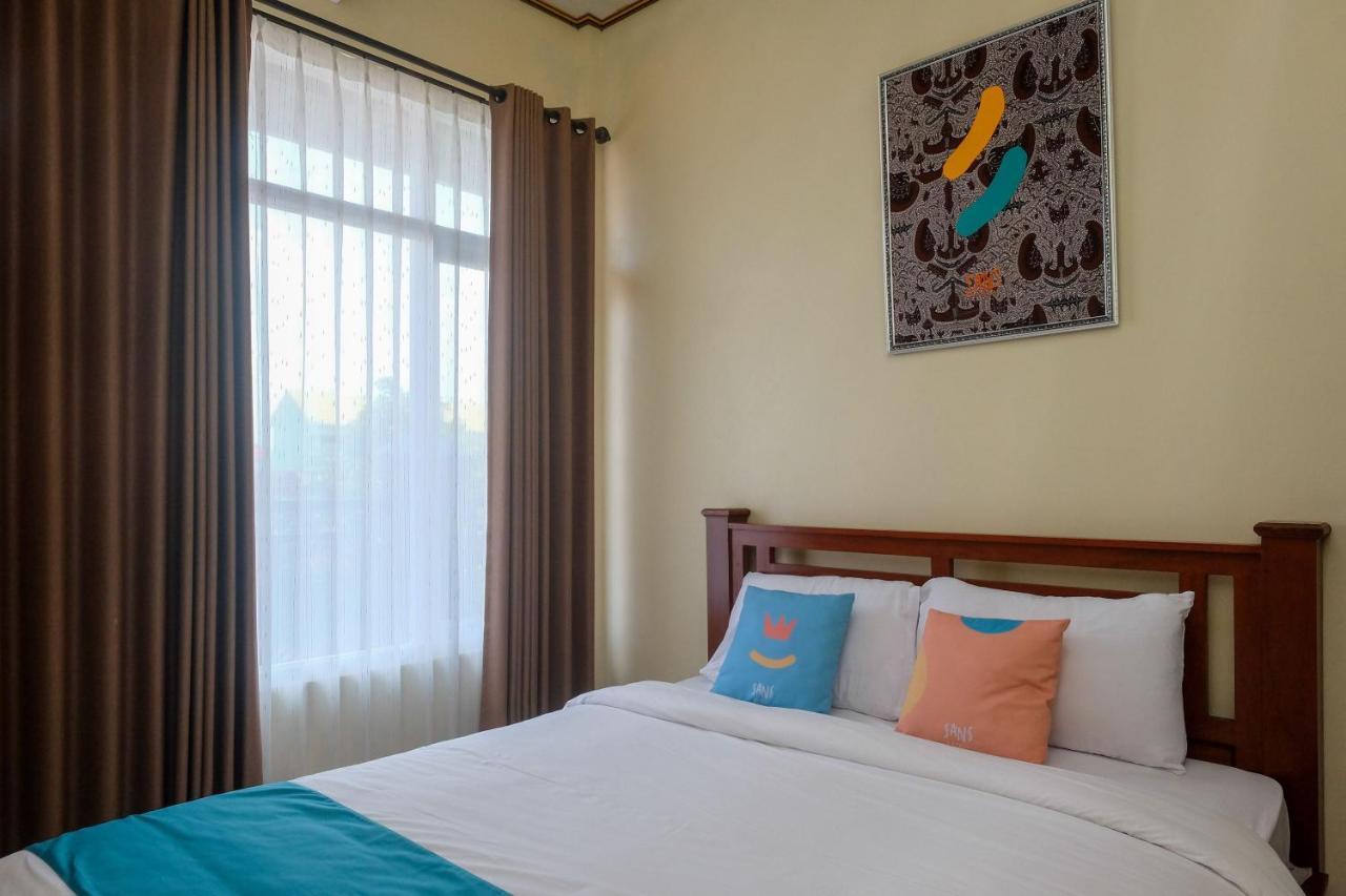 Sans Hotel Kumbang Yogyakarta By Reddoorz Exterior photo