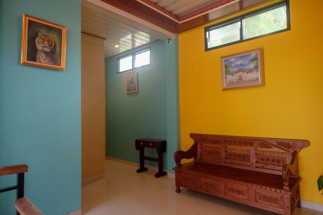 Sans Hotel Kumbang Yogyakarta By Reddoorz Exterior photo