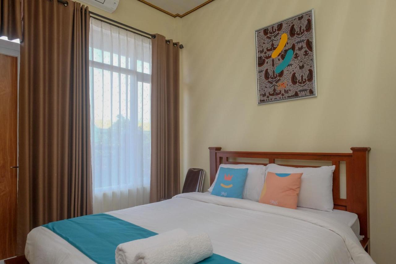 Sans Hotel Kumbang Yogyakarta By Reddoorz Exterior photo