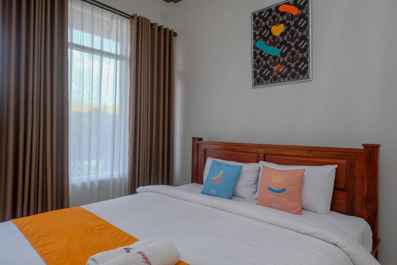 Sans Hotel Kumbang Yogyakarta By Reddoorz Exterior photo
