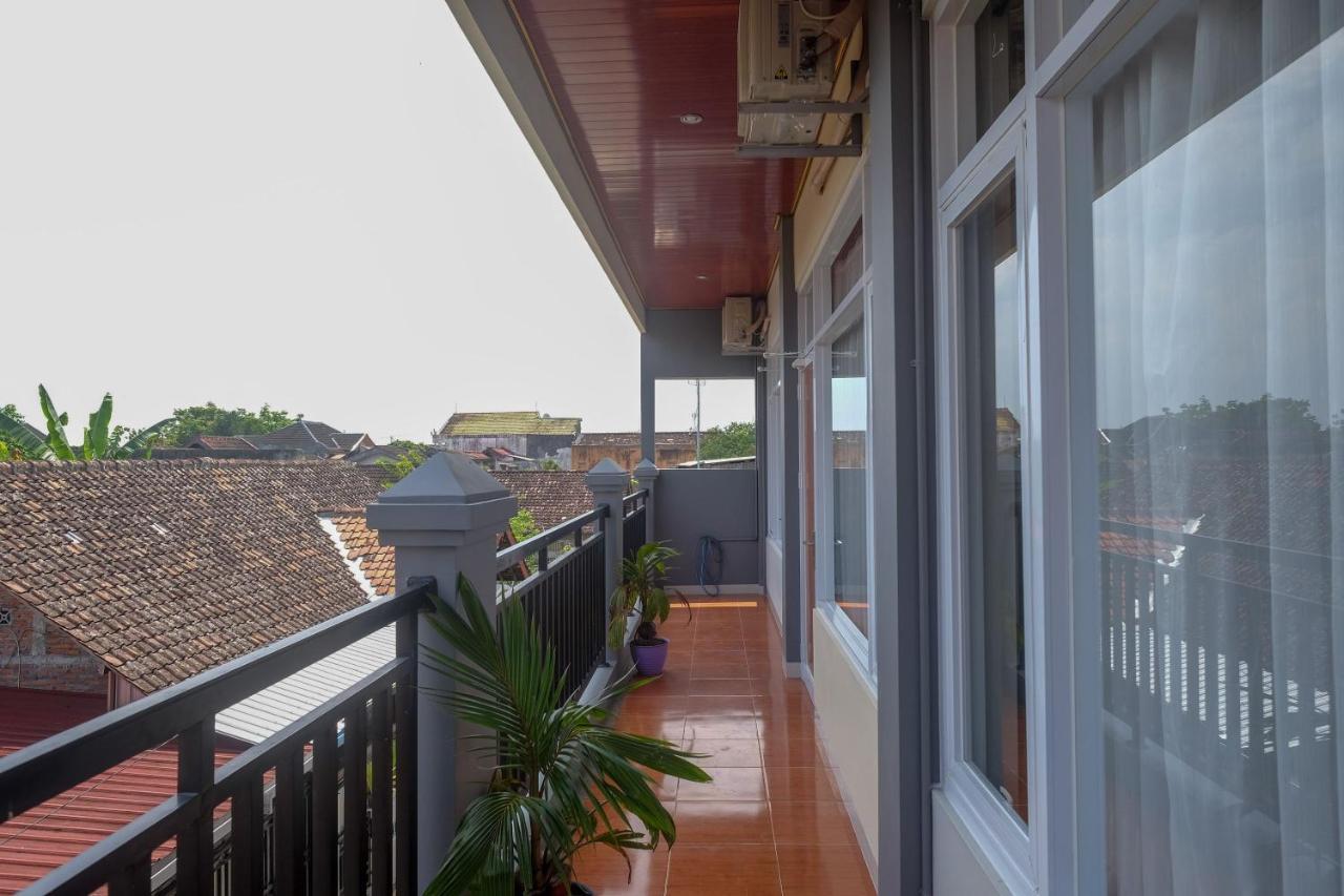 Sans Hotel Kumbang Yogyakarta By Reddoorz Exterior photo