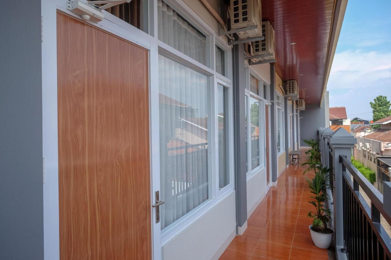 Sans Hotel Kumbang Yogyakarta By Reddoorz Exterior photo