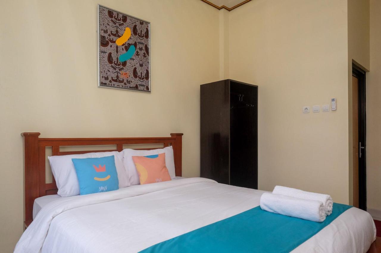 Sans Hotel Kumbang Yogyakarta By Reddoorz Exterior photo