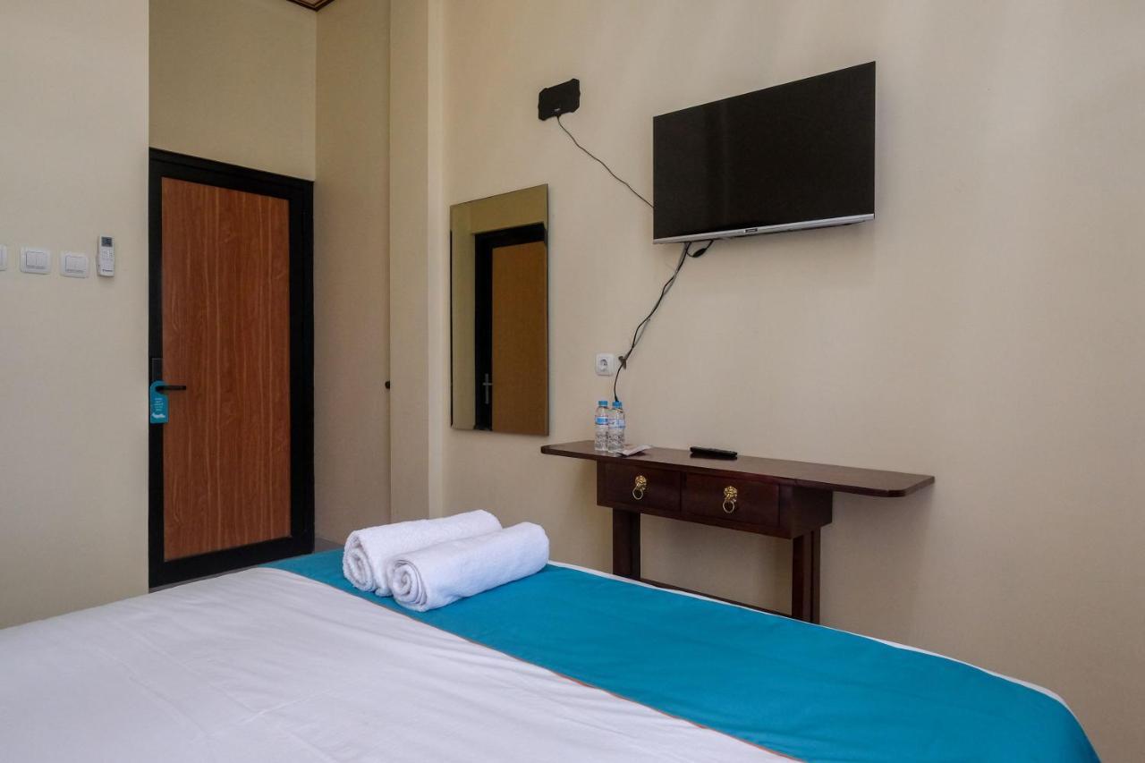 Sans Hotel Kumbang Yogyakarta By Reddoorz Exterior photo