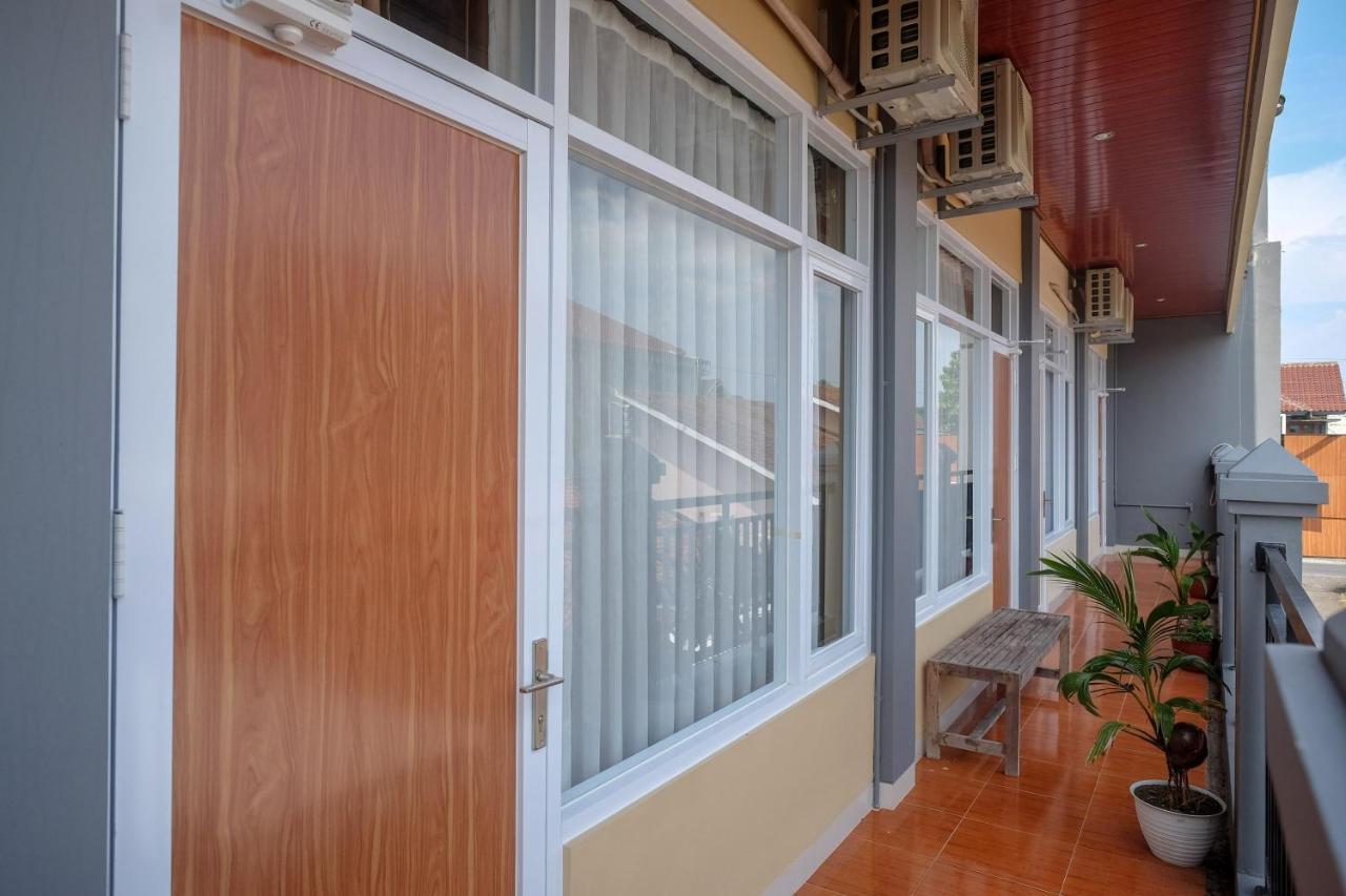 Sans Hotel Kumbang Yogyakarta By Reddoorz Exterior photo