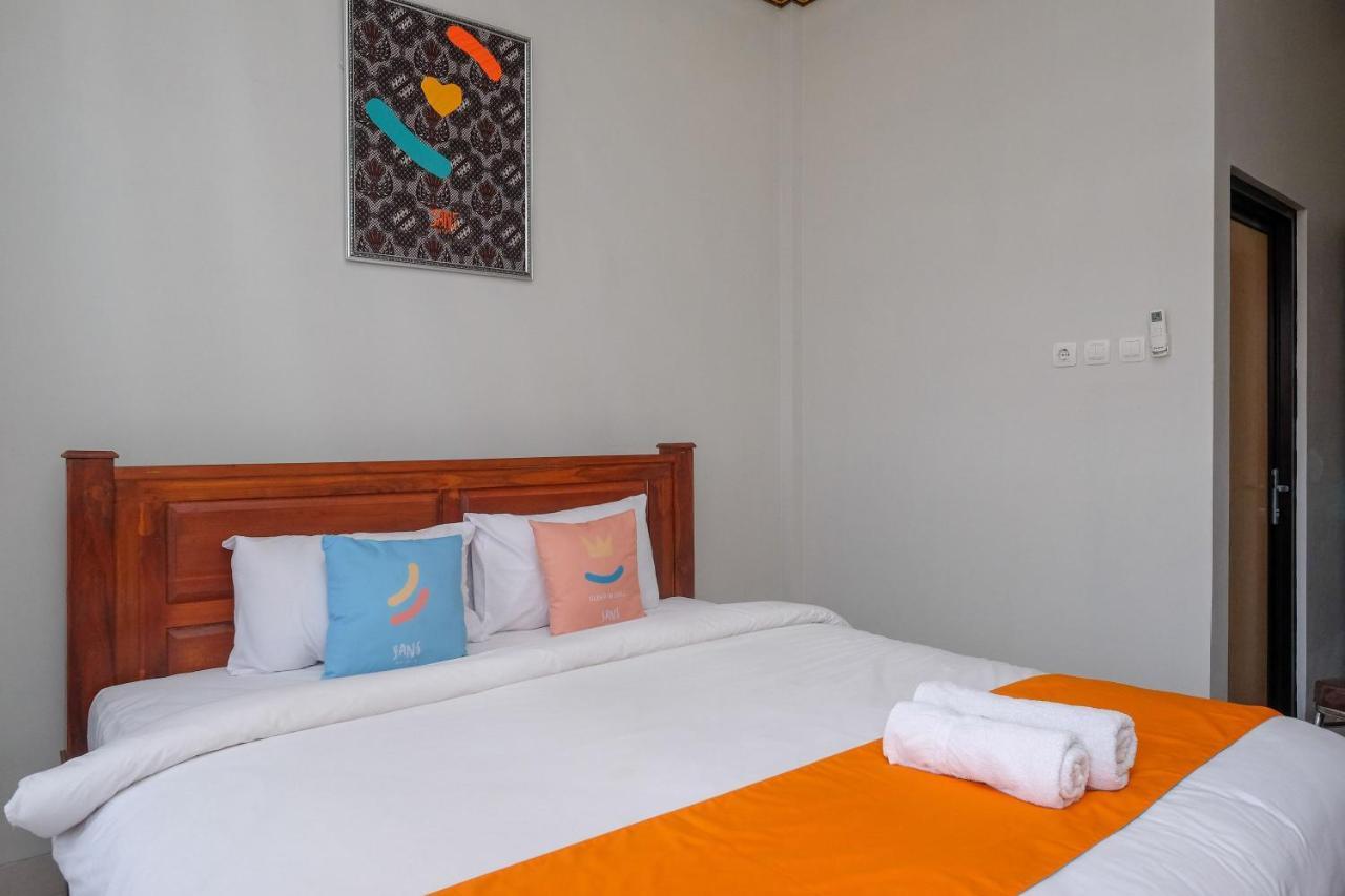 Sans Hotel Kumbang Yogyakarta By Reddoorz Exterior photo