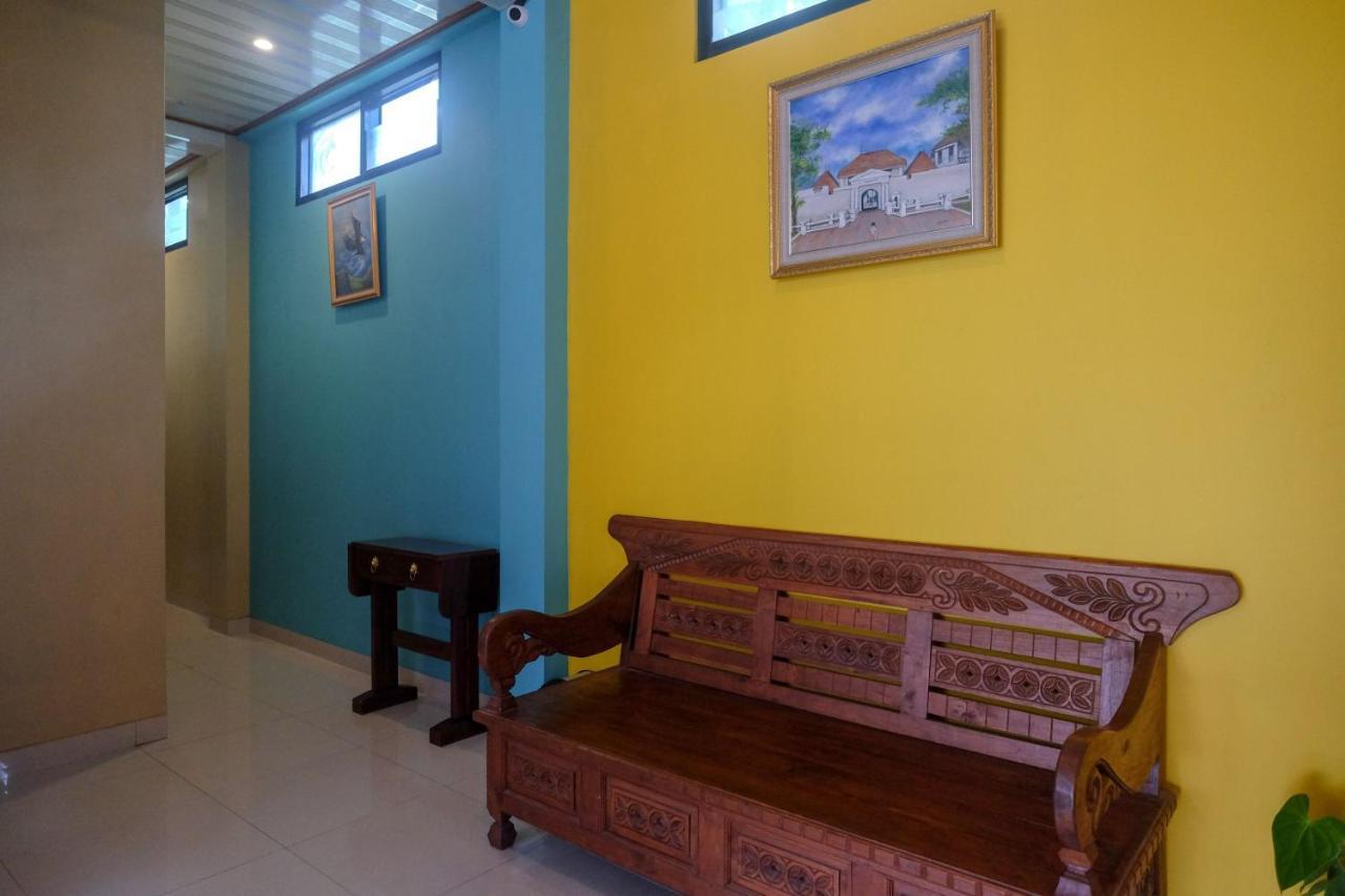Sans Hotel Kumbang Yogyakarta By Reddoorz Exterior photo