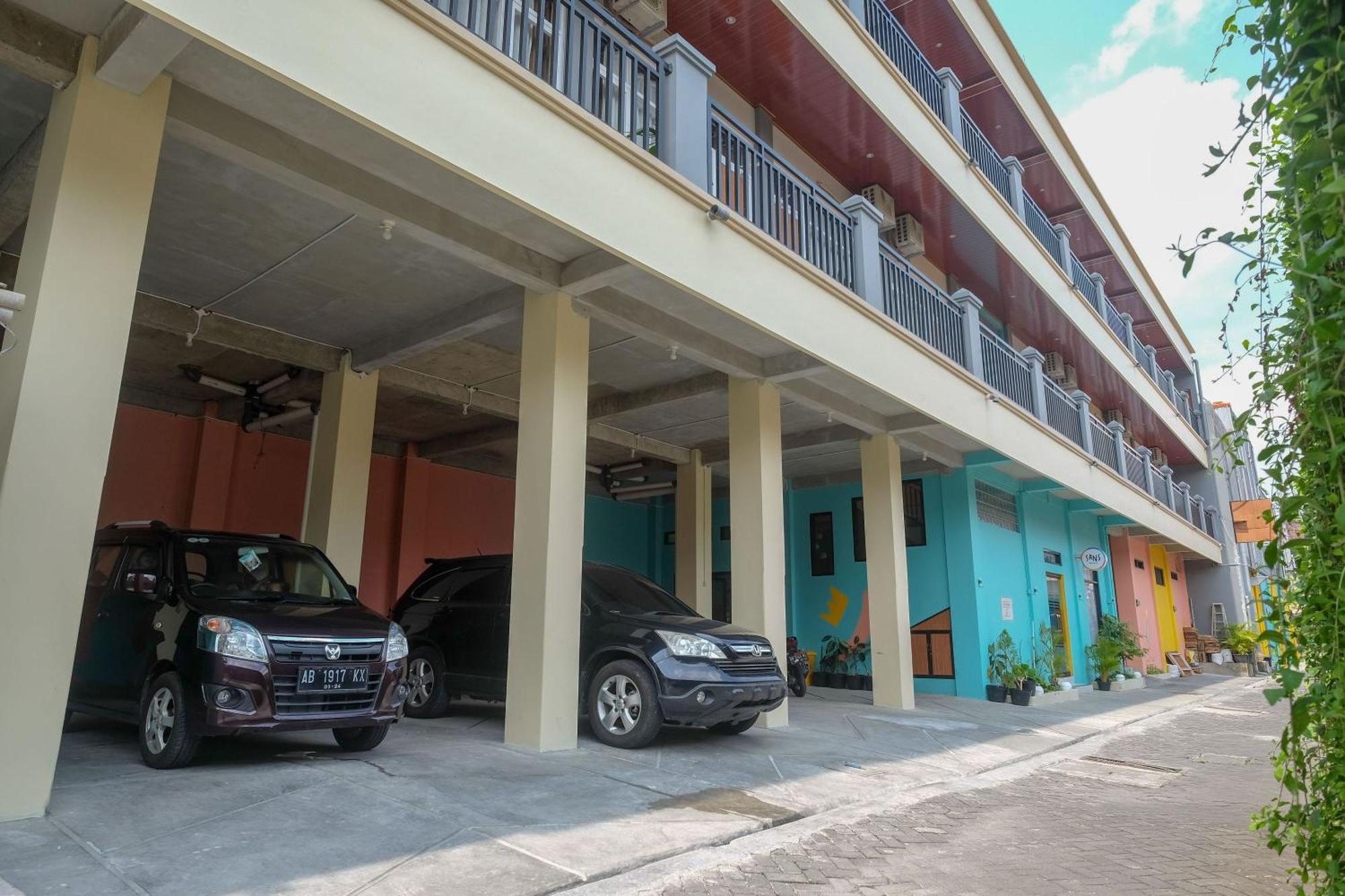 Sans Hotel Kumbang Yogyakarta By Reddoorz Exterior photo