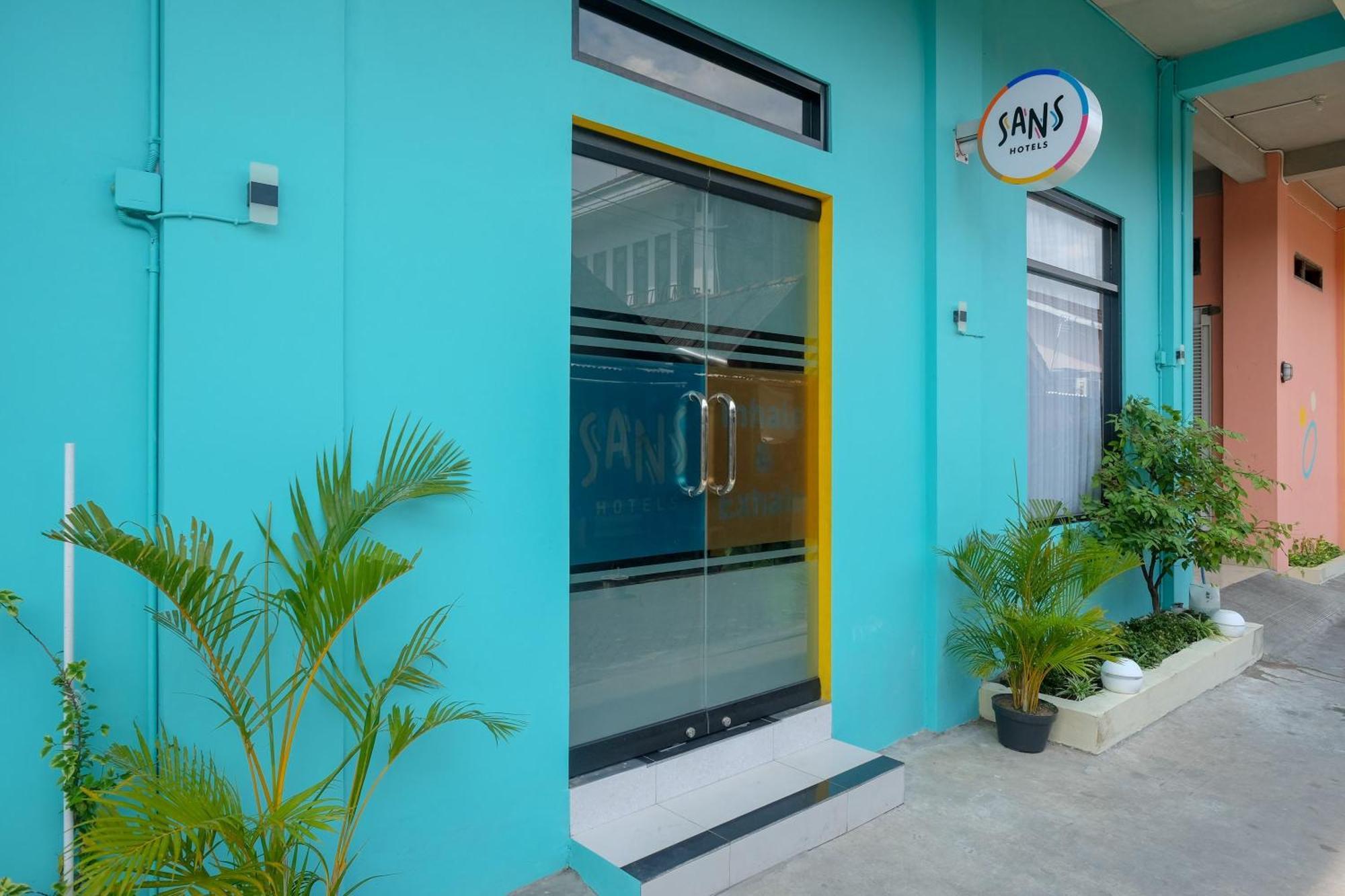 Sans Hotel Kumbang Yogyakarta By Reddoorz Exterior photo